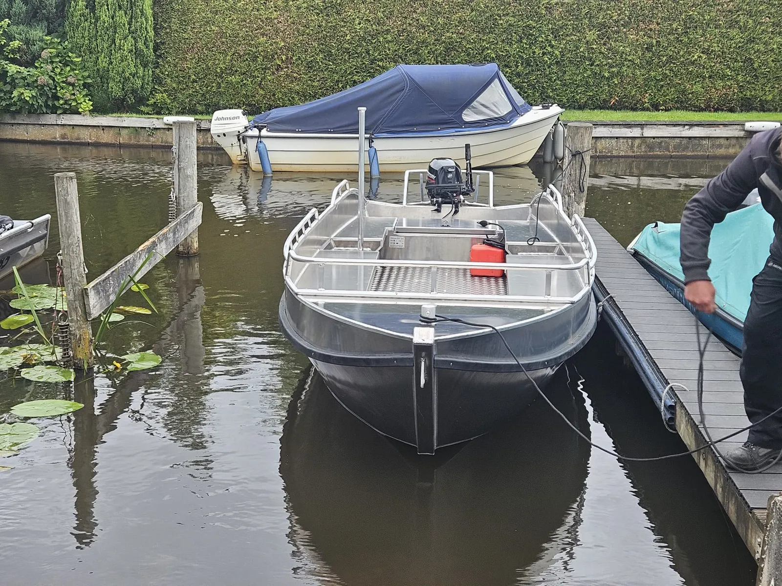 Aluminium boot afgemeerd aan een steiger