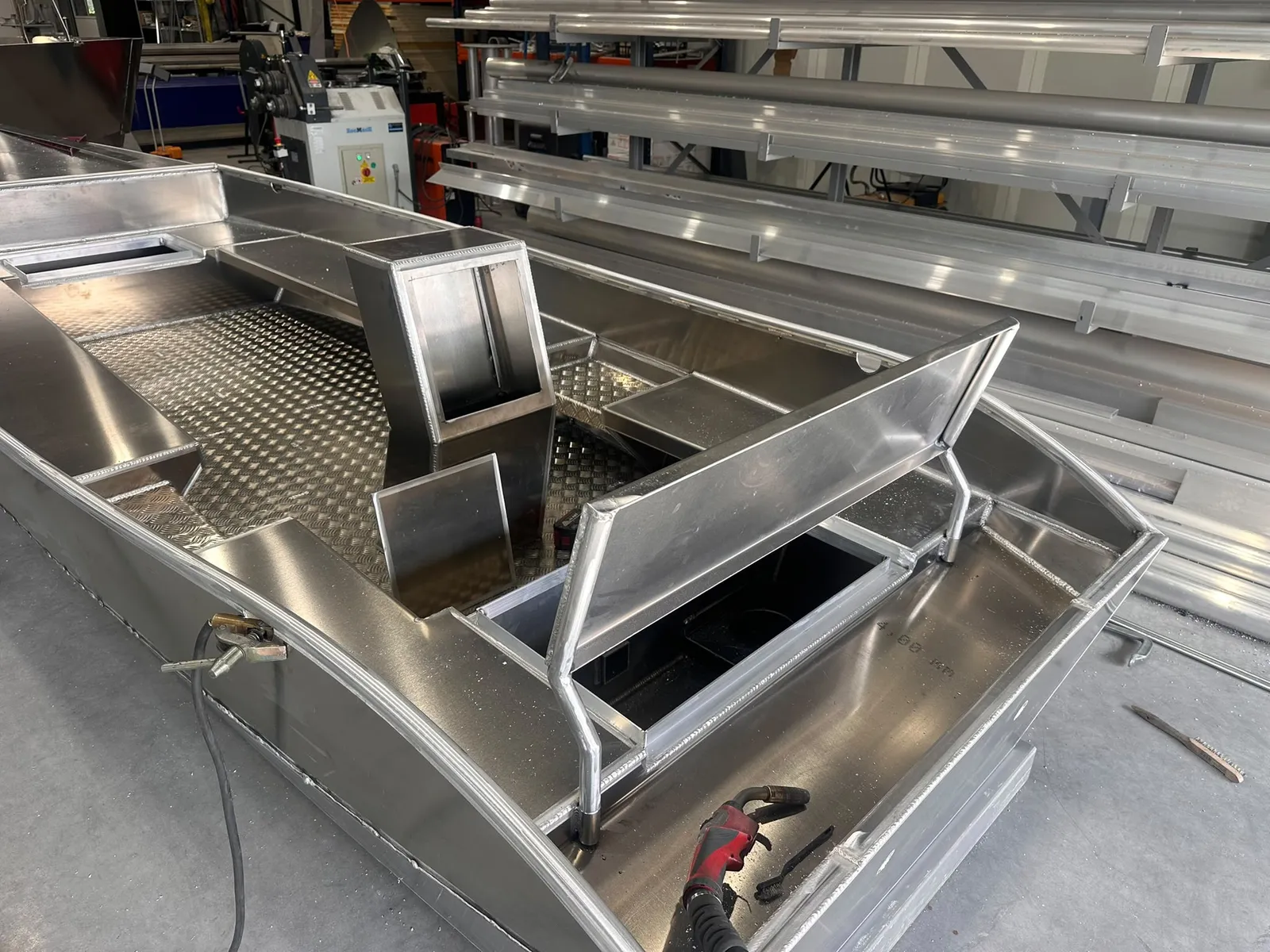 Opbergvakken met aluminium luiken tijdens de bouw