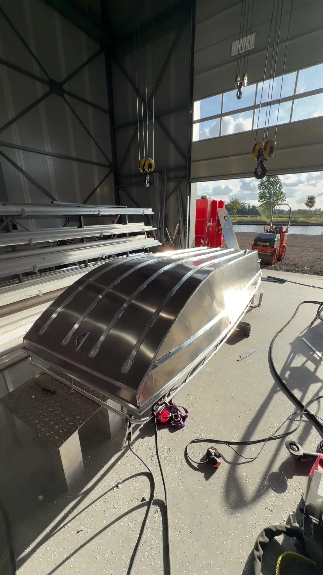 Aluminium romp ondersteboven tijdens het bouwproces