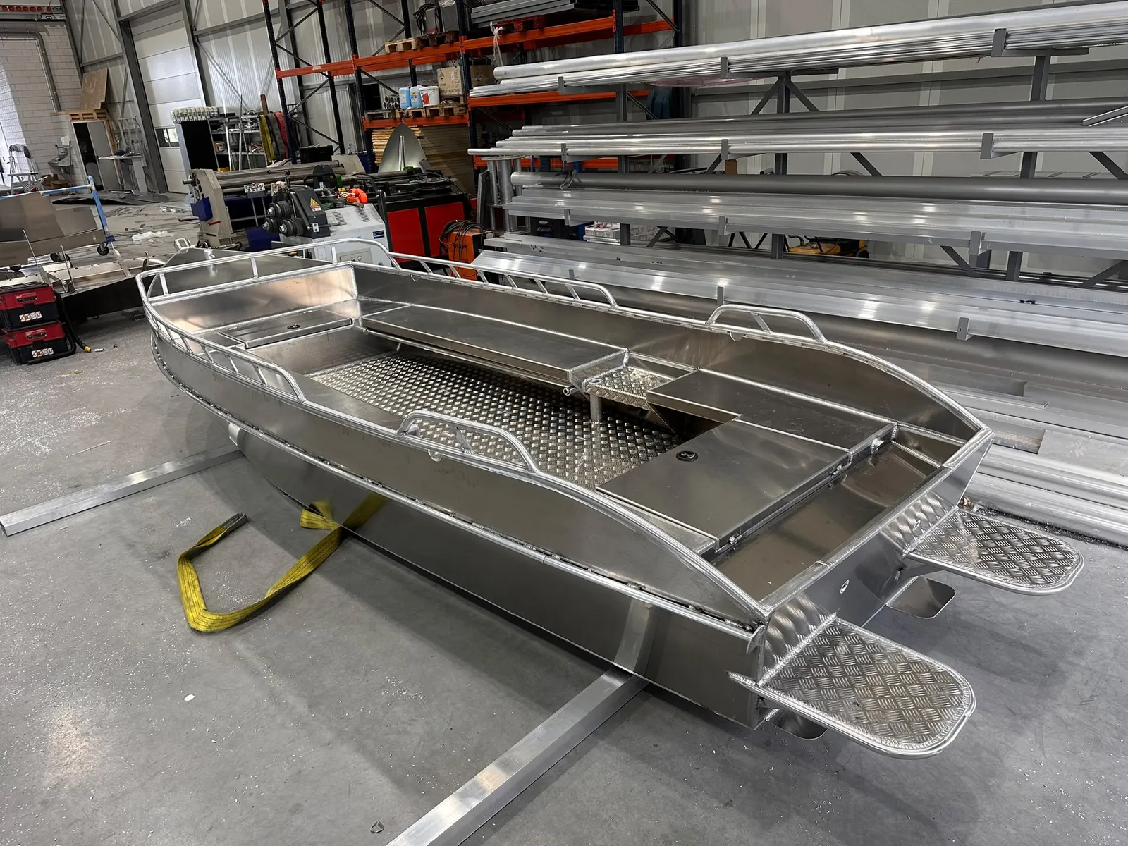 Aluminium zwemplateaus aan de achtersteven tijdens de bouw