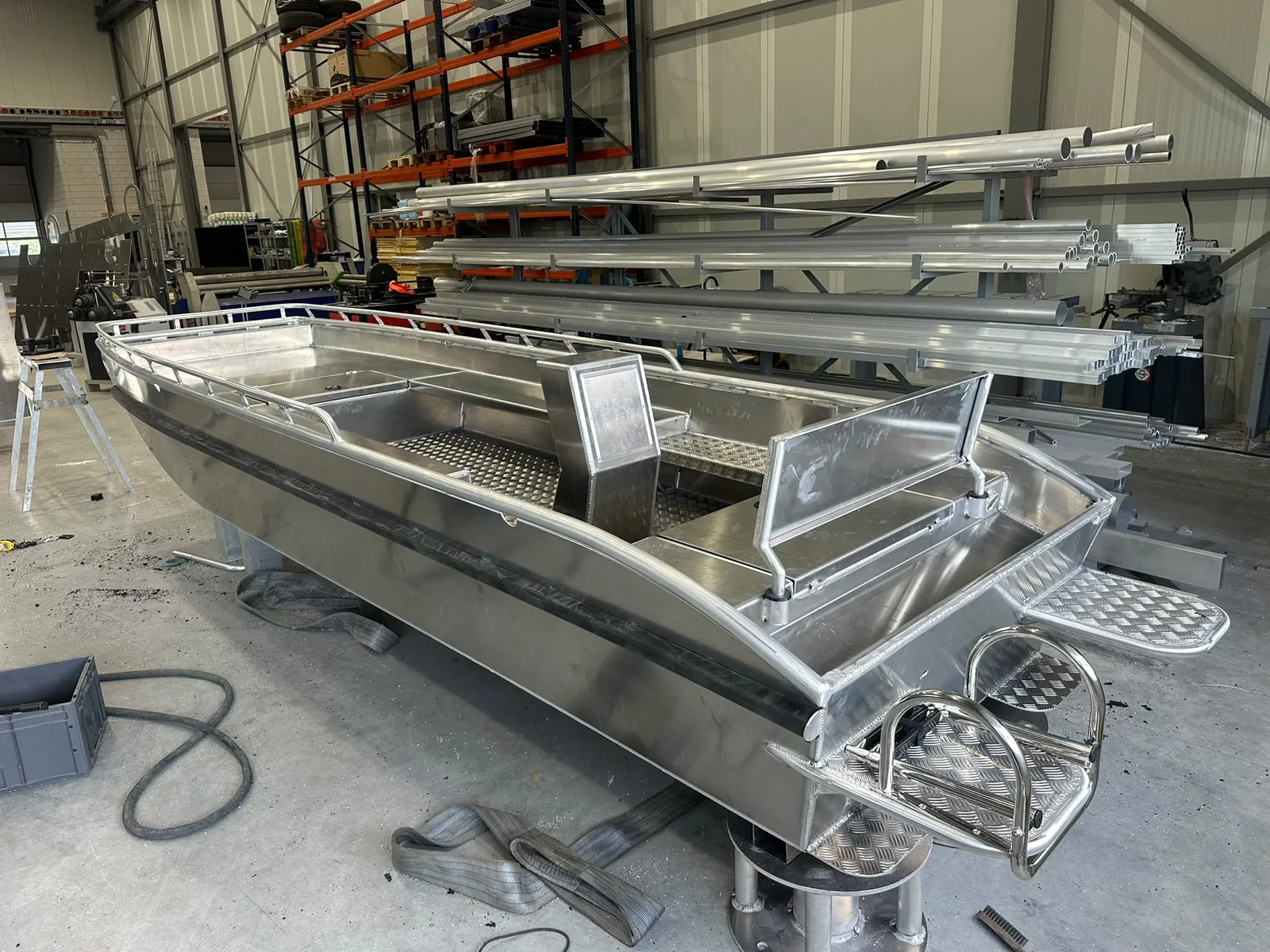 Rondom afgeslepen randen van aluminium luiken in de werkplaats