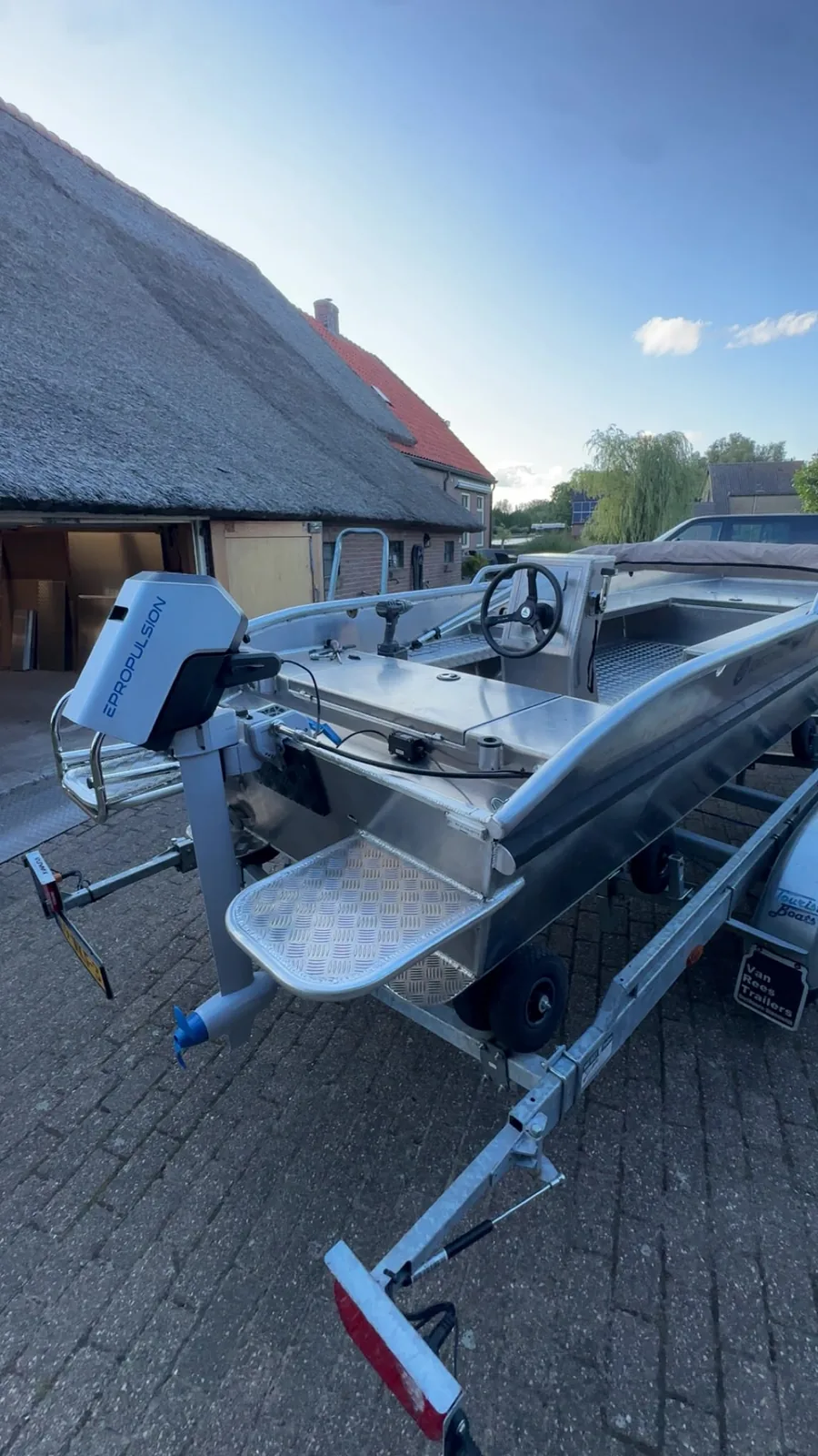 Close-up van een aluminium stuurconsole met stuursysteem
