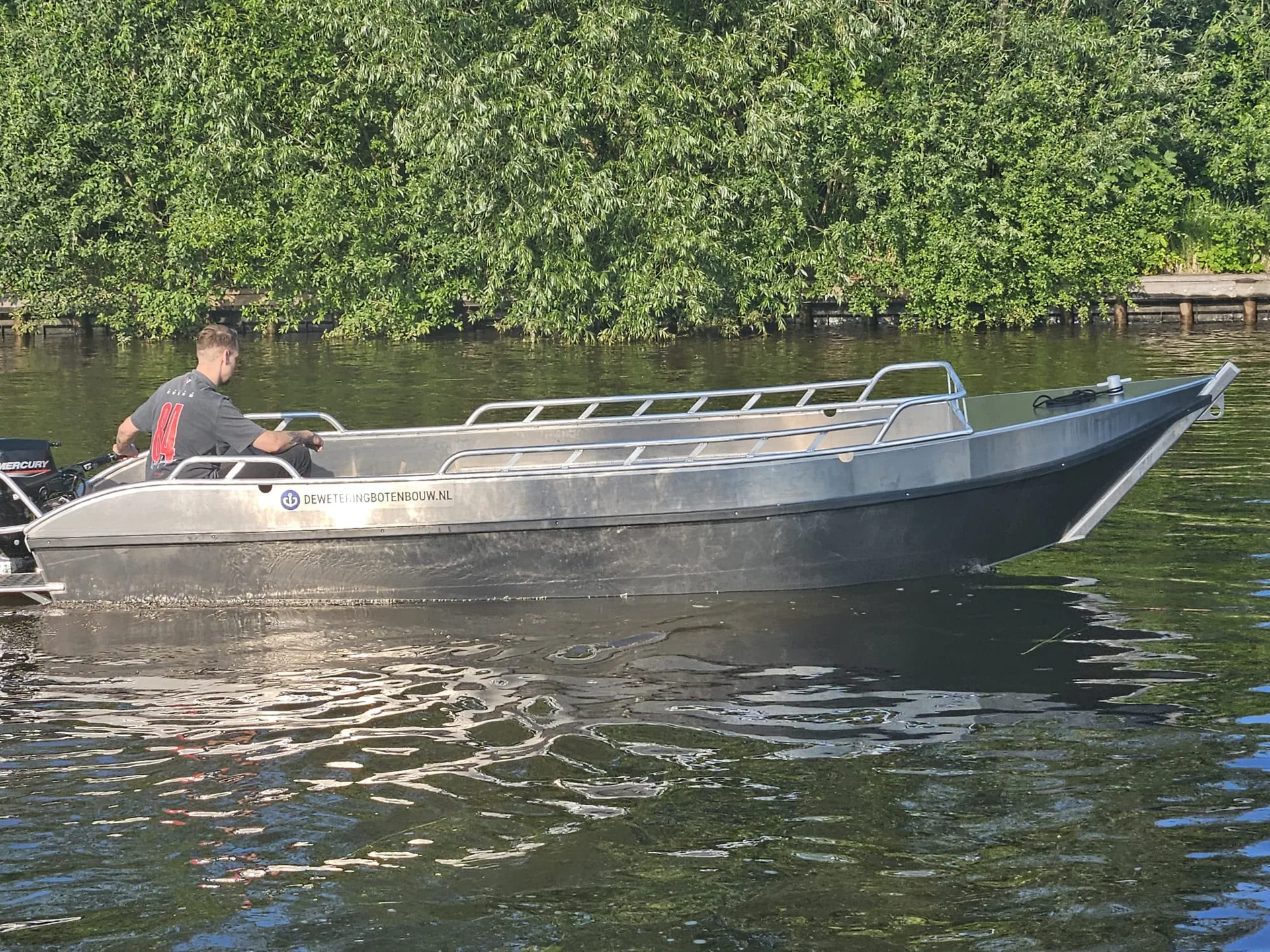Aluminium boot van De Wetering Botenbouw varend op het water in de Weerribben