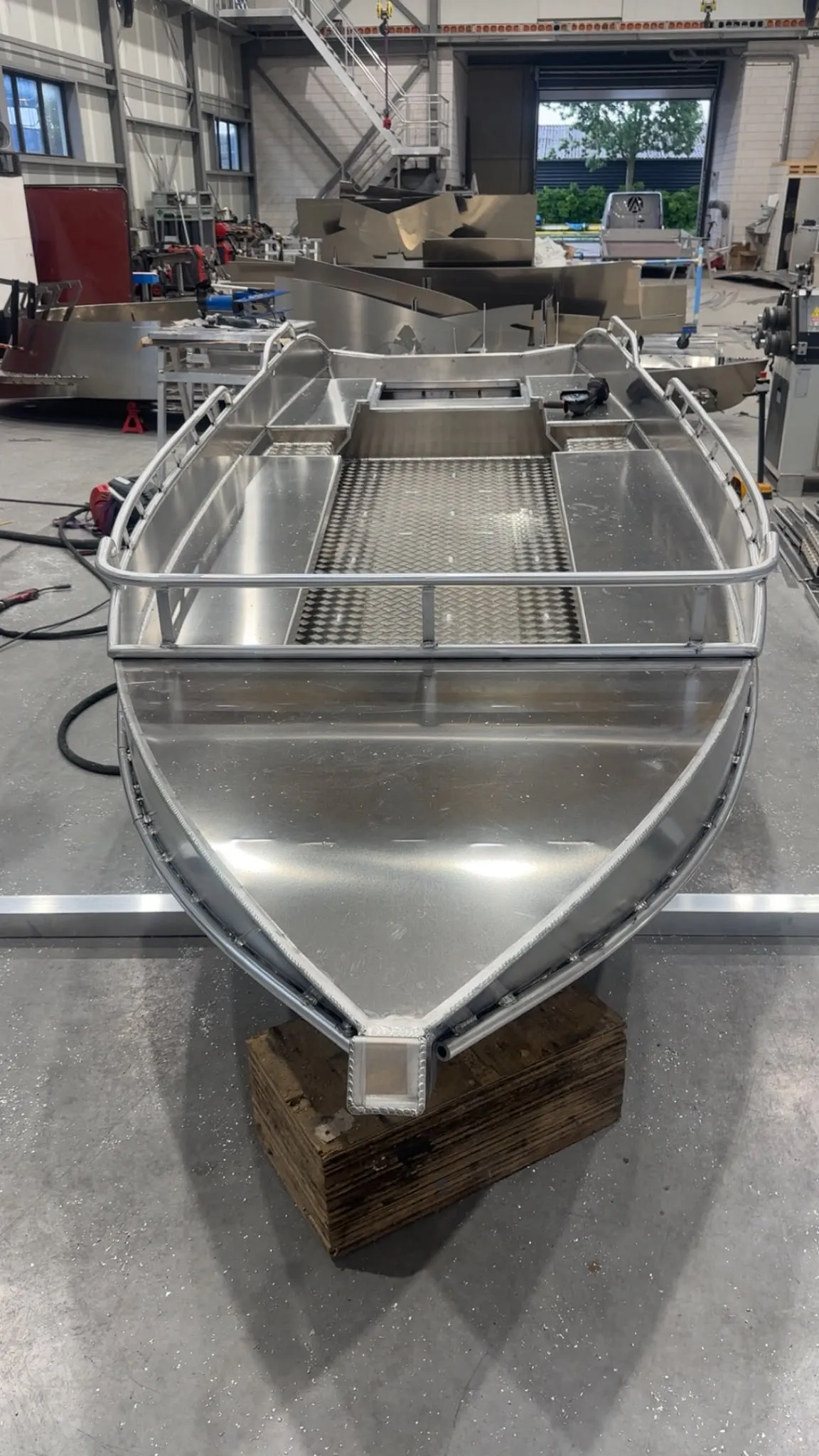 Detail van handgelegd laswerk op de boeg van een aluminium boot