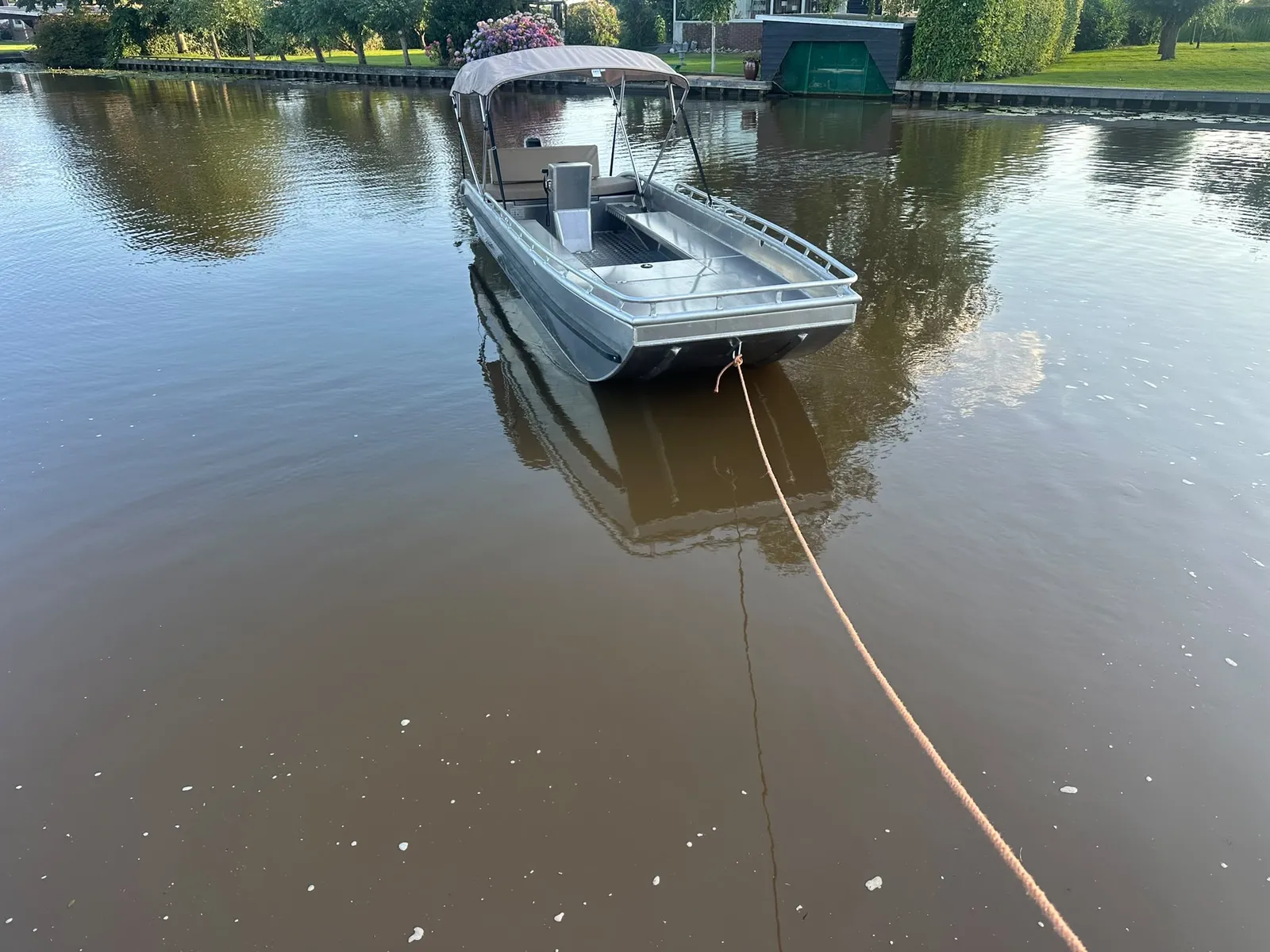 Aluminium platbodem met elektrische E-Propulsion-motor in het avondlicht op het water
