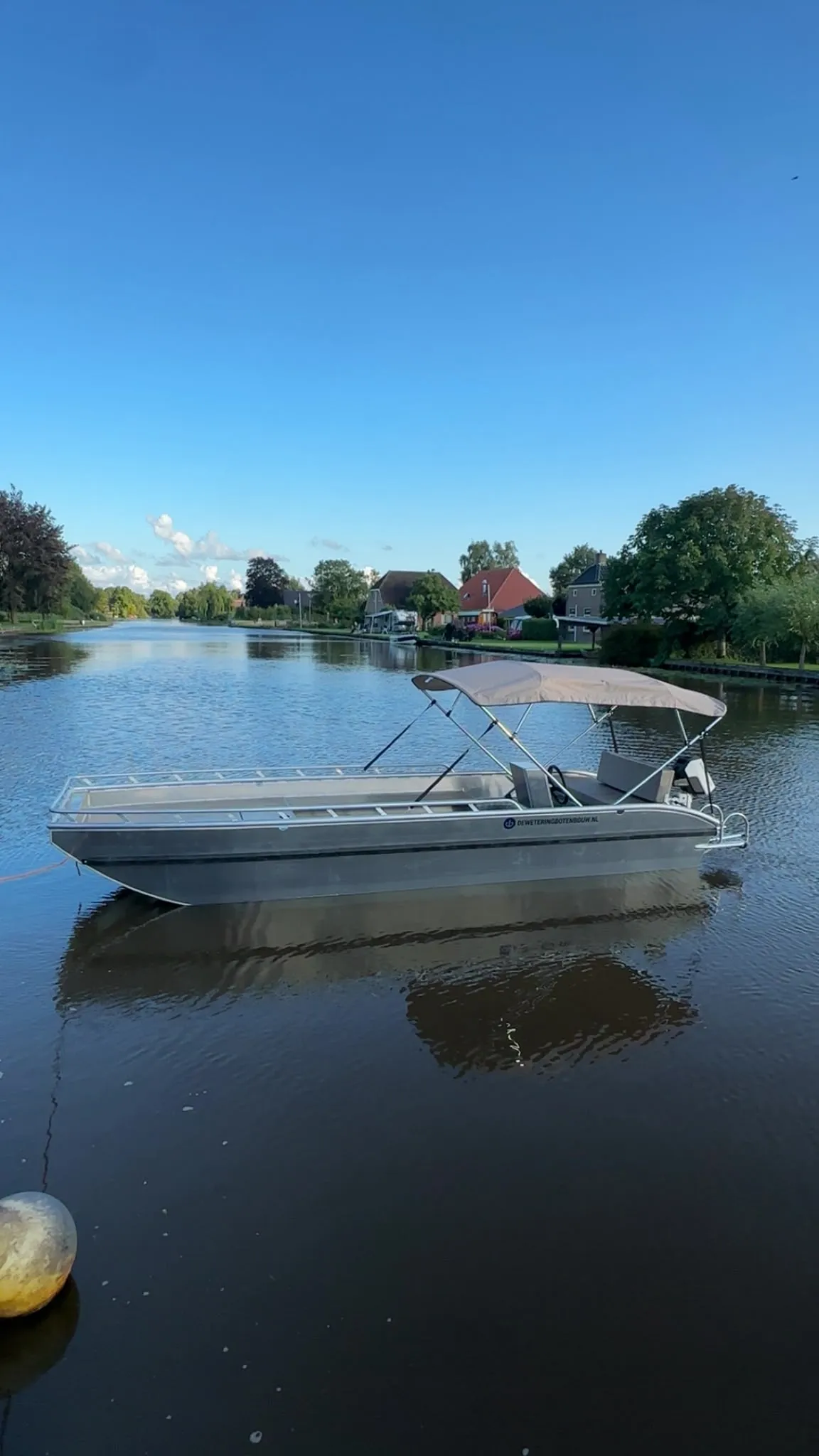 Elektrische aluminium platbodem met E-Propulsion-motor op het water