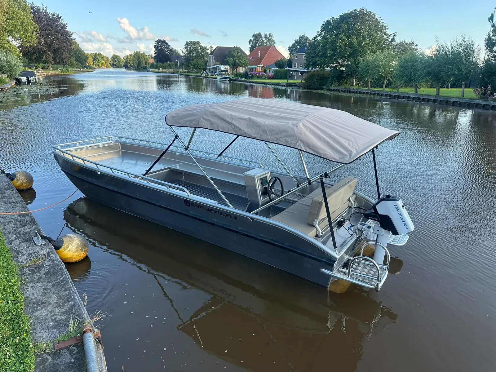 Elektrische aluminium platbodem met E-Propulsion-motor afgemeerd op het water