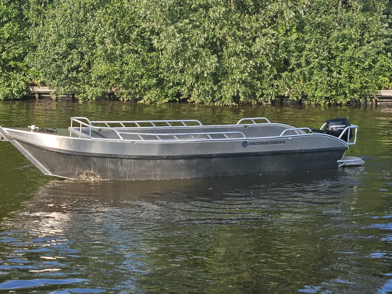 De eerste lasergesneden aluminium punter, varend op het water