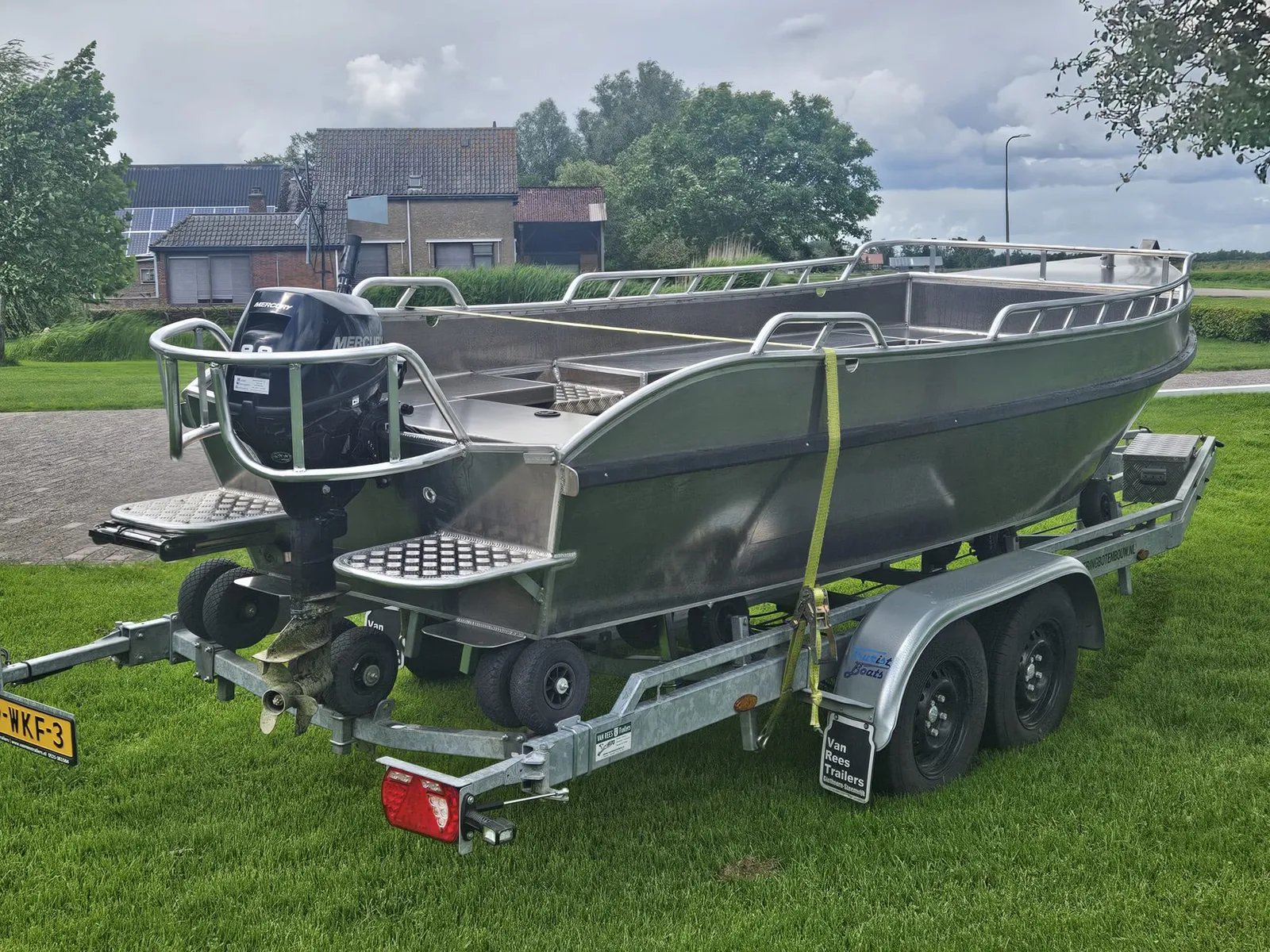 De eerste lasergesneden aluminium punter op een trailer, klaar voor levering