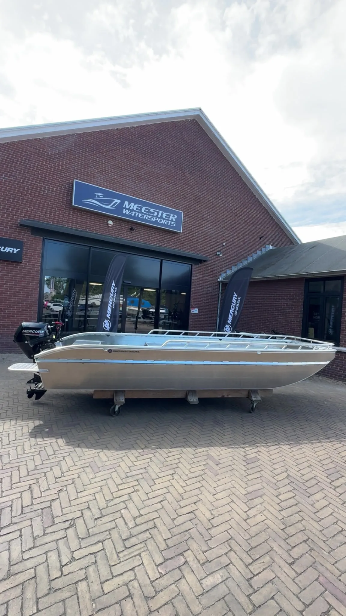 Demo-model van De Wetering Botenbouw bij Meester Watersport in Giethoorn