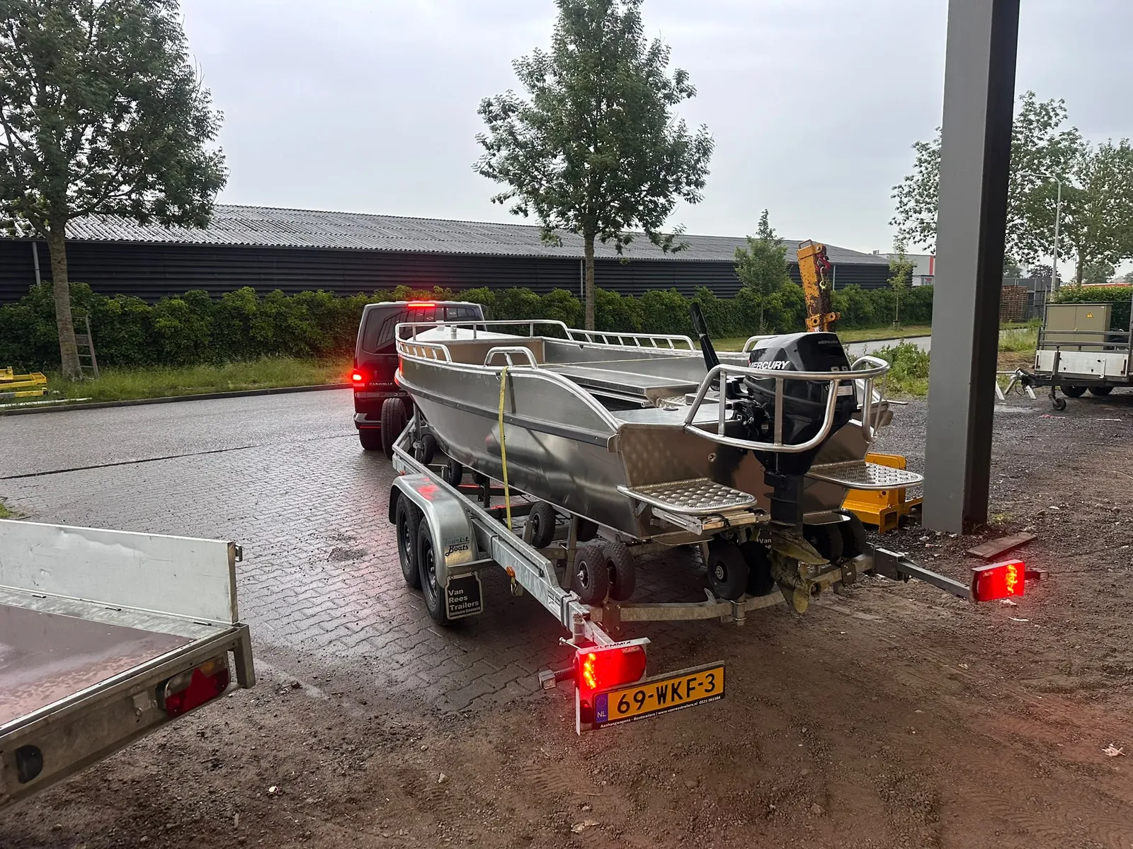 Aluminium boot op trailer, klaar voor bezorging