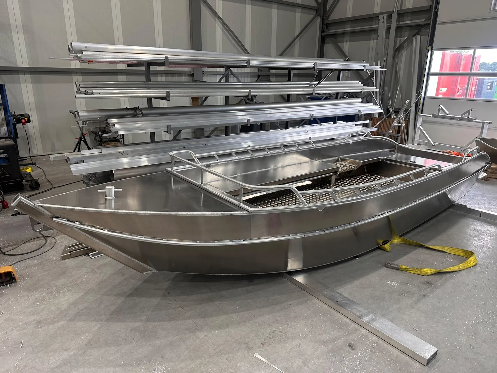 Onafgewerkt aluminium casco in de werkplaats