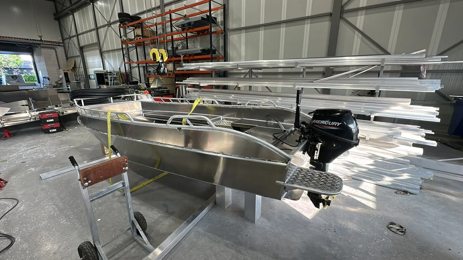 Montage van een Mercury-buitenboordmotor in de werkplaats