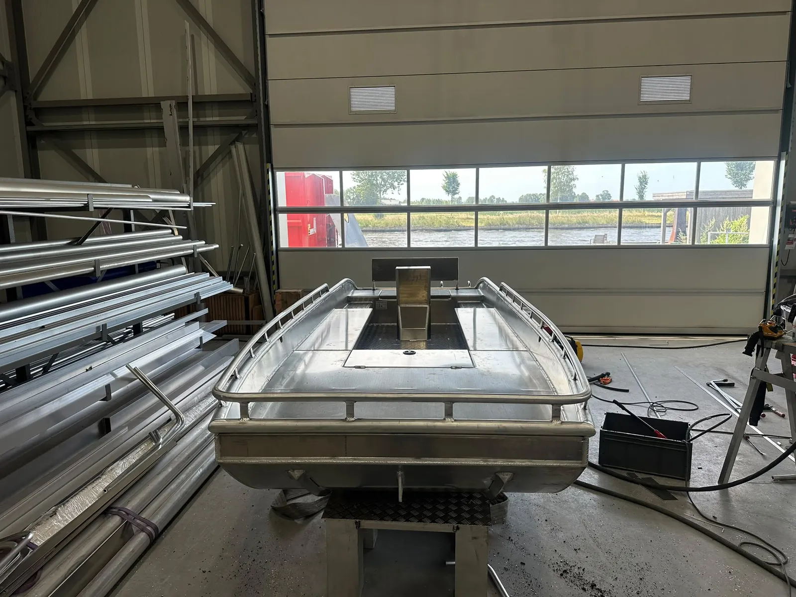 Werkplaats van De Wetering Botenbouw met uitzicht op het water